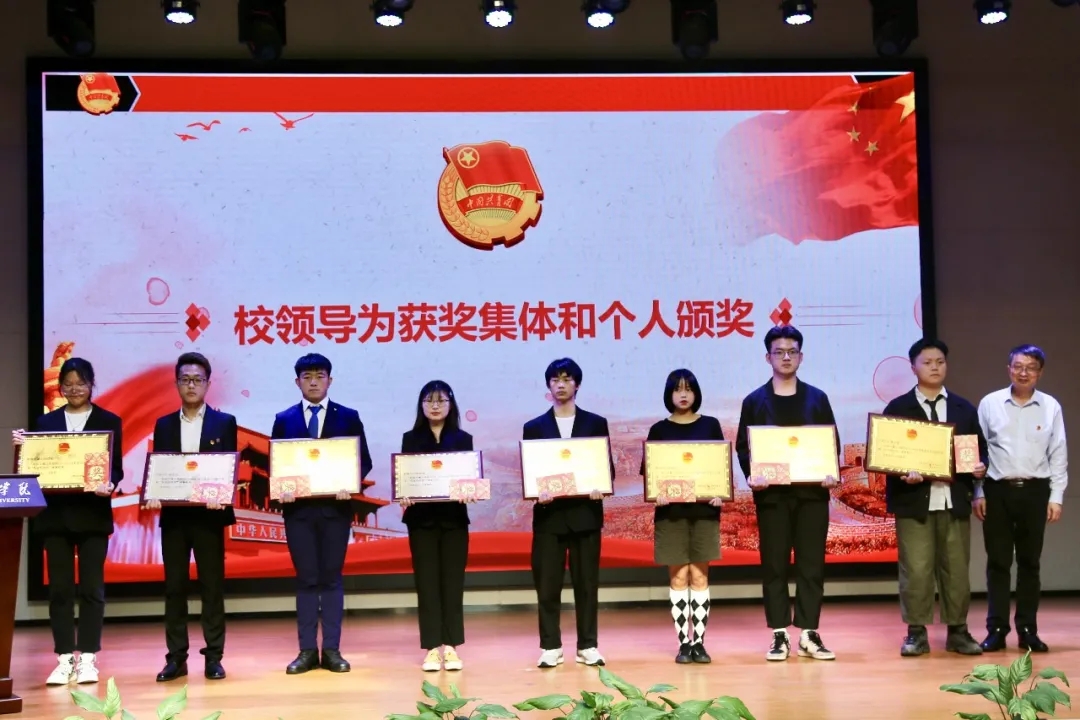 一群人站在一起描述已自动生成