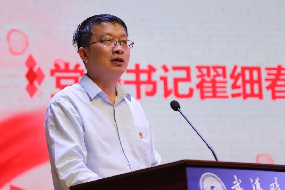 男人的照片上写着字描述已自动生成