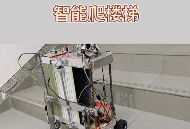 图片包含 室内, 男人, 游戏机, 站描述已自动生成