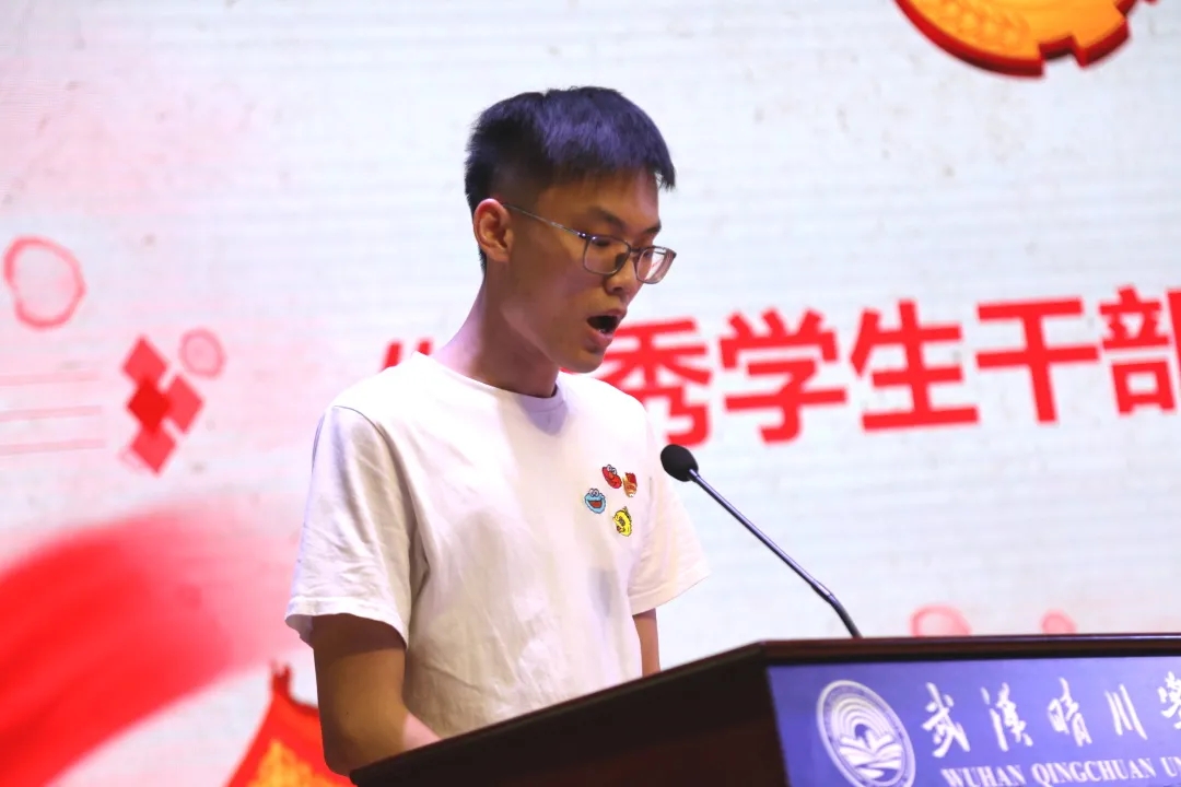 男人的照片上写着字描述已自动生成