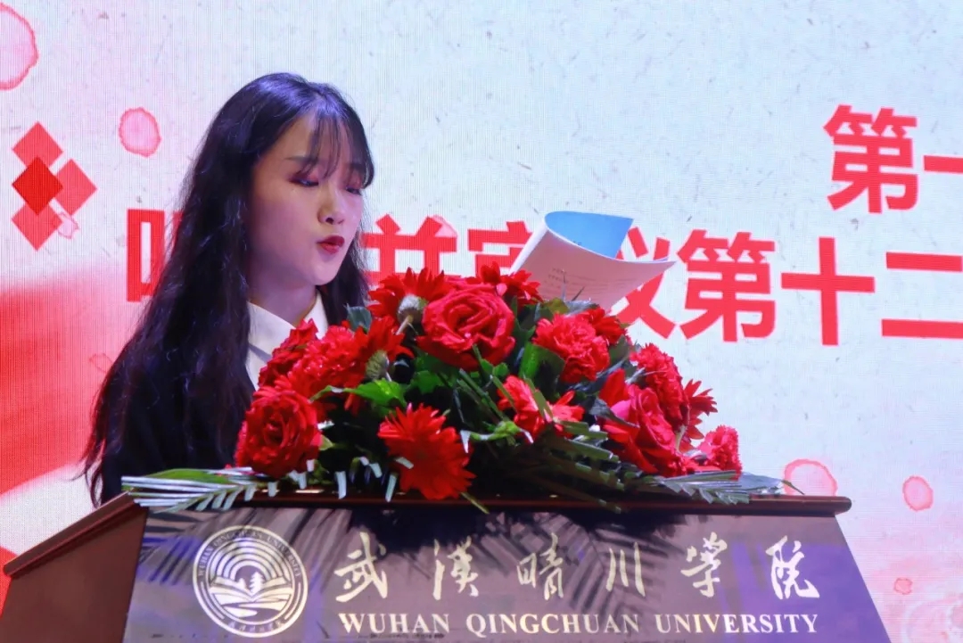 图片包含 桌子, 女人, 游戏机, 年轻描述已自动生成