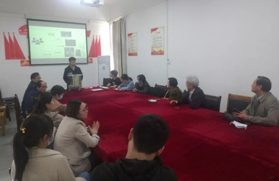 一群人坐在房间里描述已自动生成