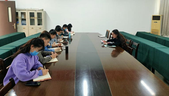 人们在房间里描述已自动生成