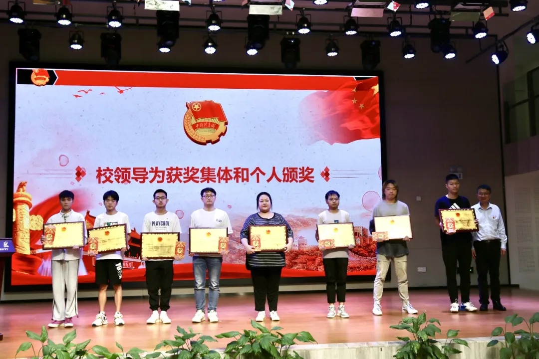 图片包含 桌子, 建筑, 站, 红酒描述已自动生成