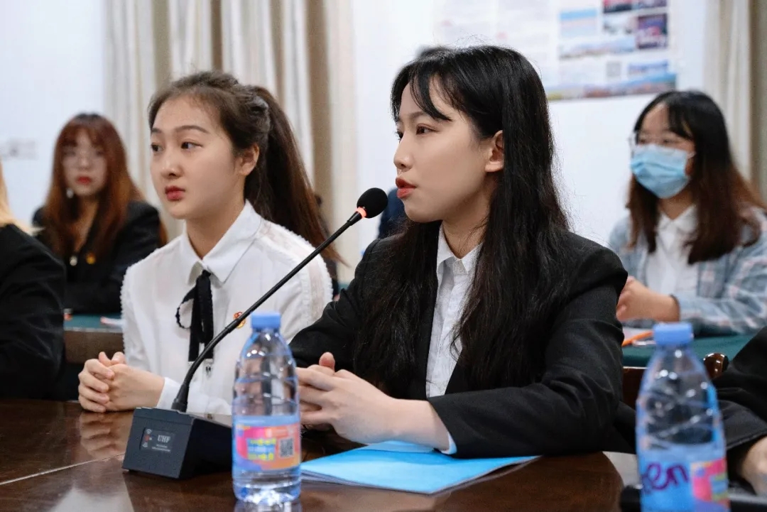 一群男人和女人在桌子边中度可信度描述已自动生成