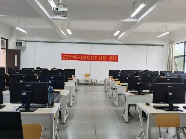 房间里有许多椅子中度可信度描述已自动生成