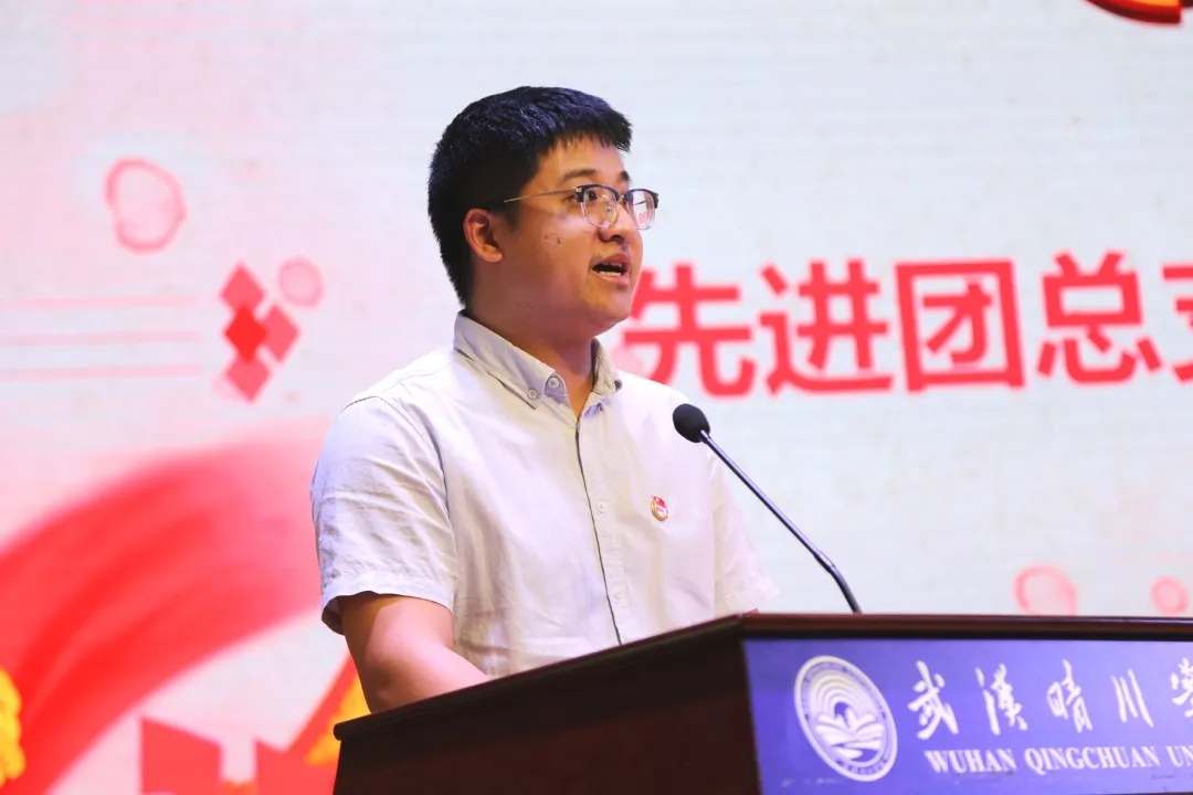 男人的照片上写着字描述已自动生成