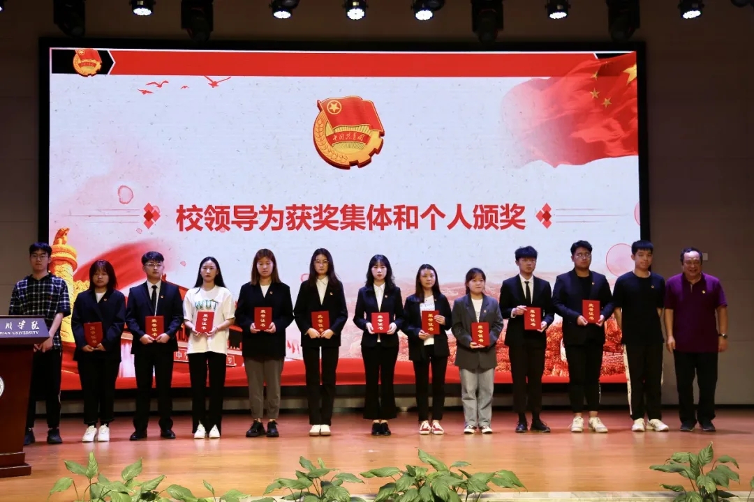 一群人站在台上描述已自动生成