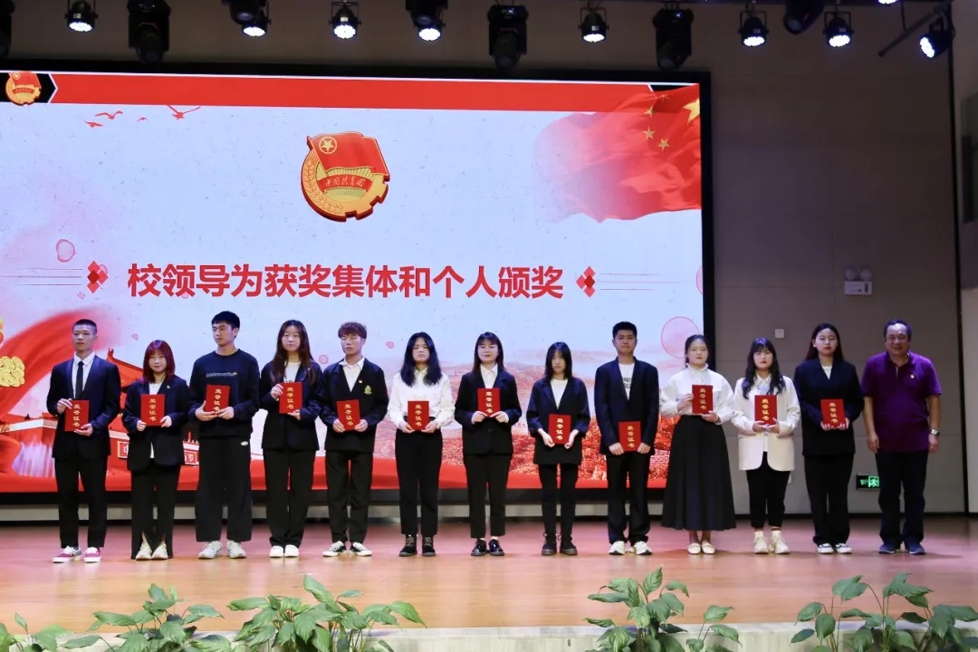 一群人站在台上中度可信度描述已自动生成