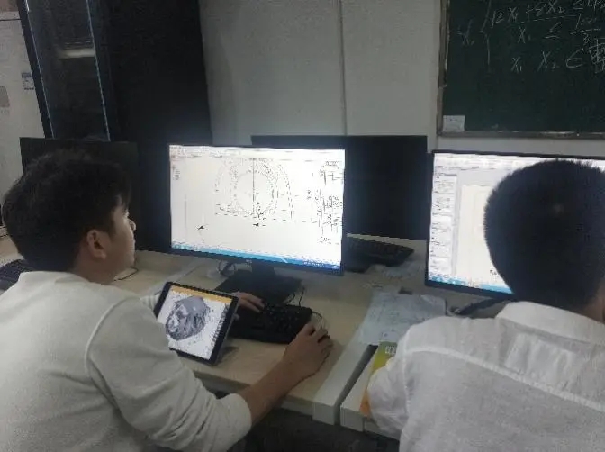 电脑的人描述已自动生成