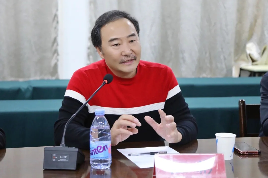 人在吃东西描述已自动生成