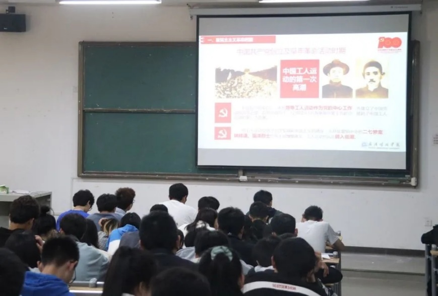 会议室里的人们描述已自动生成