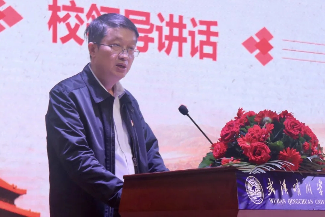 男人的照片上写着字描述已自动生成