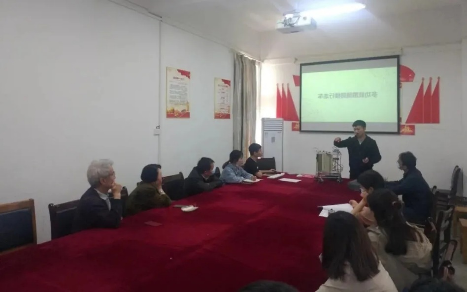 会议室里的人们中度可信度描述已自动生成