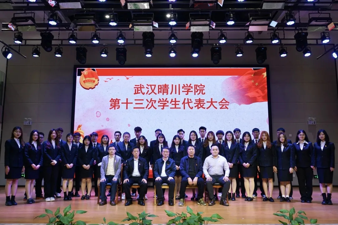 一群人站在台上中度可信度描述已自动生成