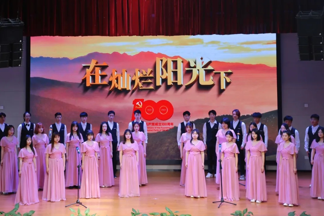 图片包含 室内, 桌子, 瓶子, 照片描述已自动生成