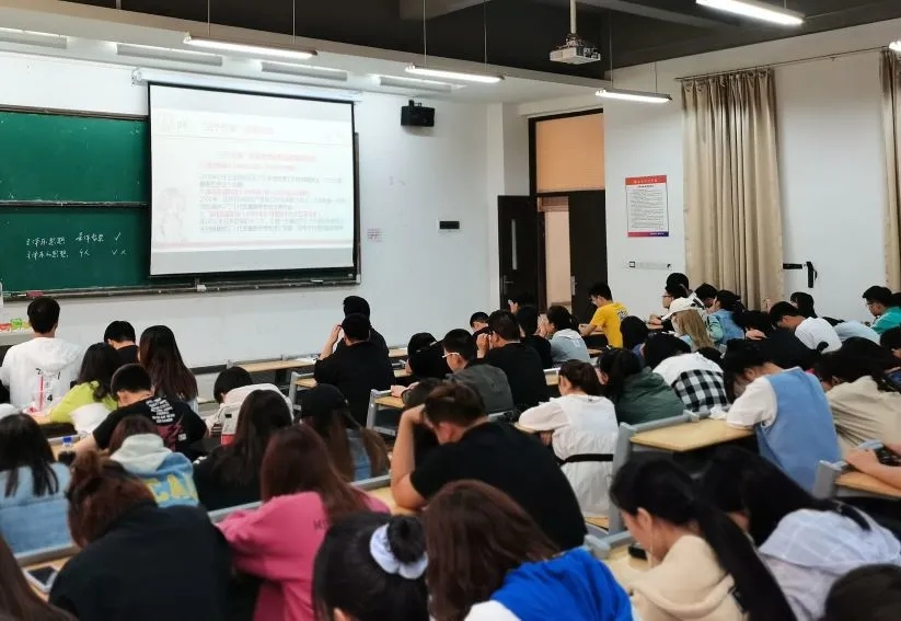 会议室里的人们描述已自动生成