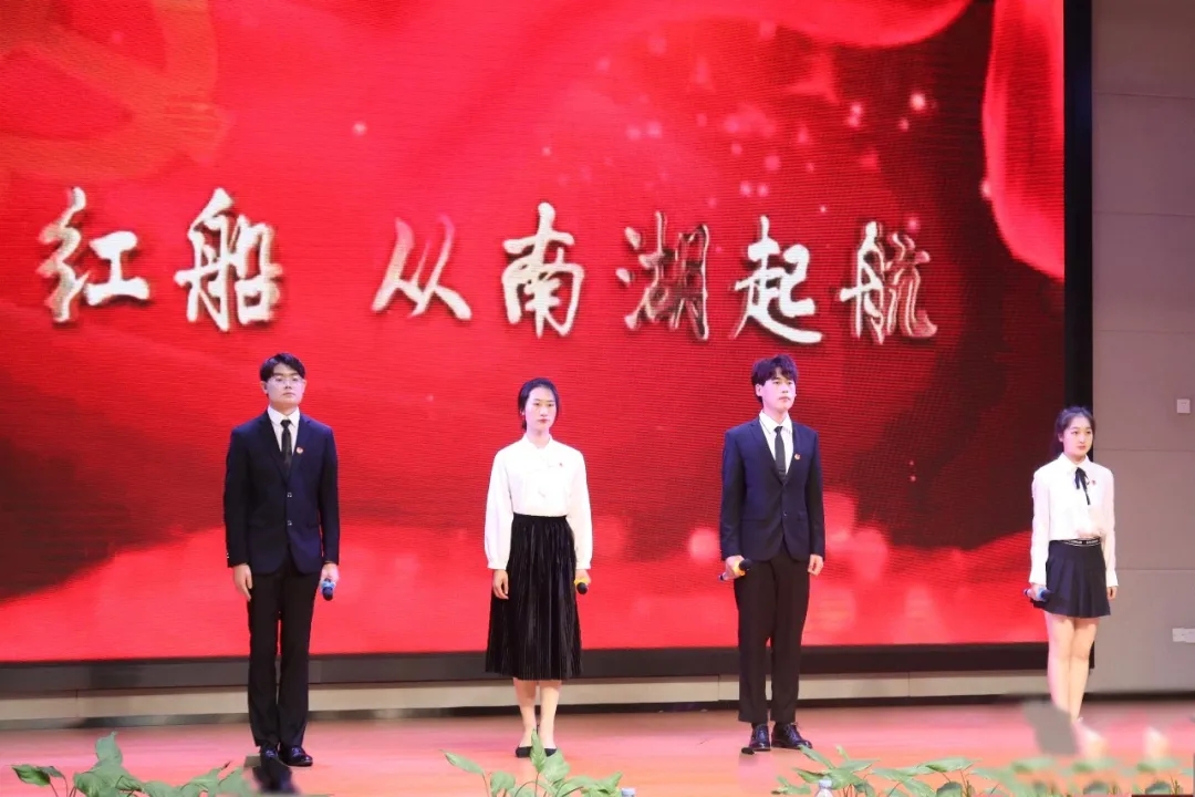 图片包含 站, 男人, 桌子, 女人描述已自动生成