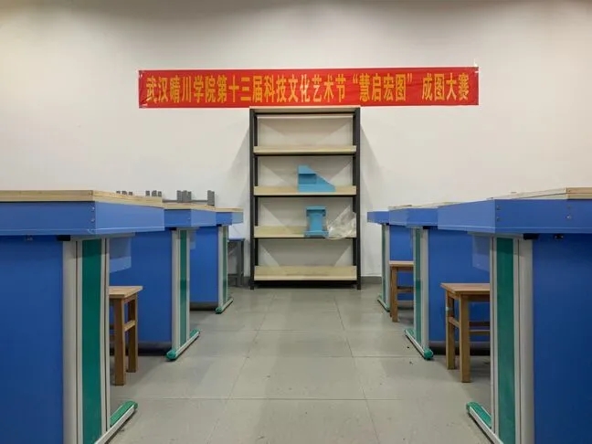 蓝色房间里中度可信度描述已自动生成