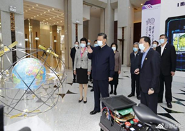 图片包含 人, 室内, 建筑, 人们描述已自动生成