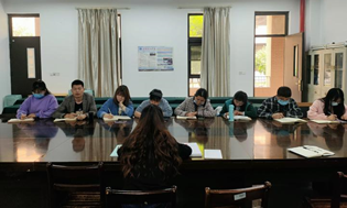 会议室里的人们描述已自动生成