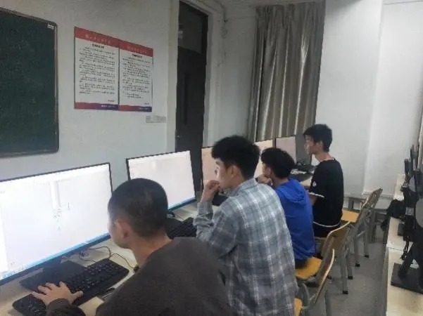 会议室里的人们描述已自动生成