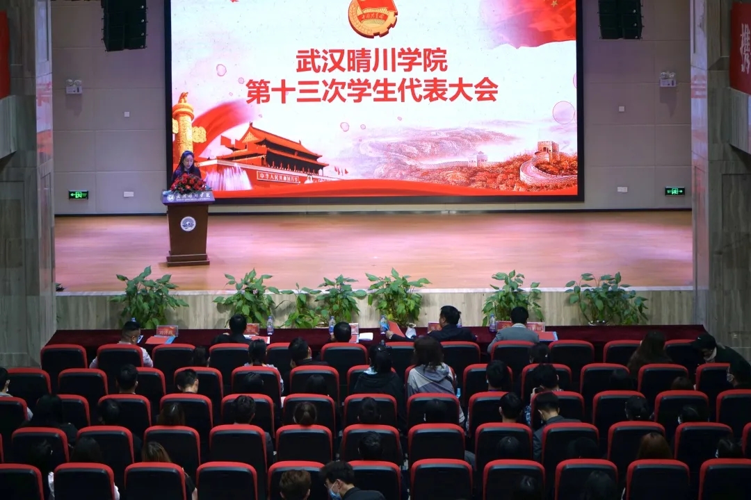 大厅有许多人中度可信度描述已自动生成