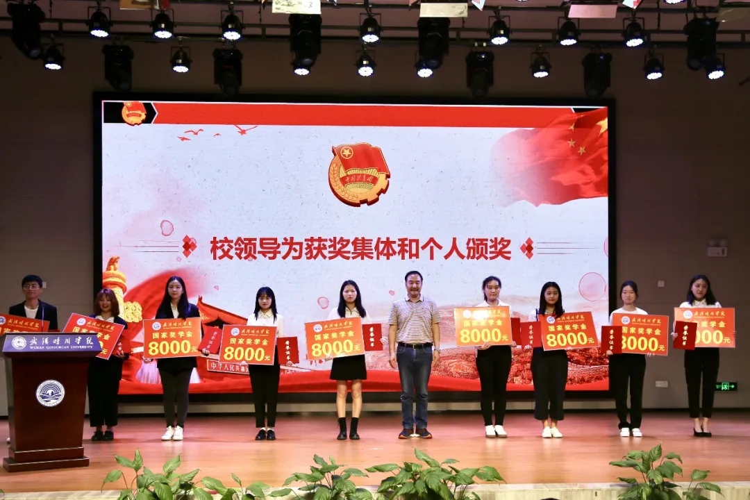 图片包含 桌子, 食物, 站, 一群描述已自动生成